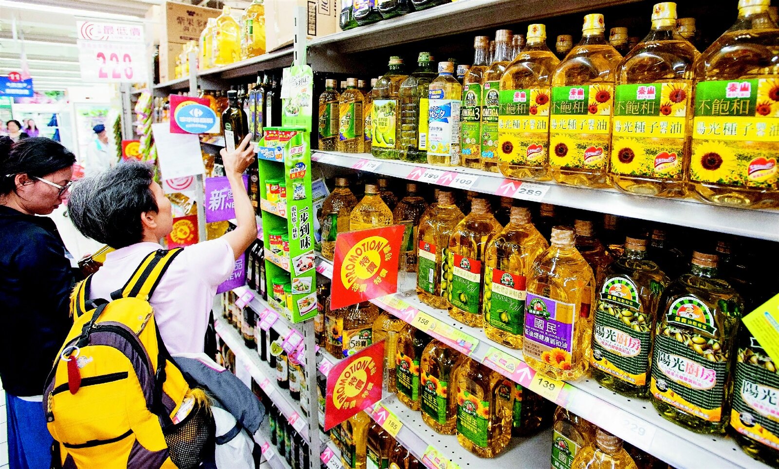 主計總處八月預估全年GDP可達2.31%,但九月出口不如預期,十月在黑心油品事件影響下,內需消費更冷,全年GDP難保二。食安風暴衝擊,民眾在賣場選購油品更為小心謹慎。 記者王騰毅/攝影