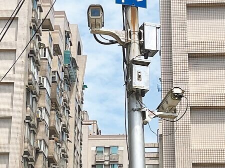 基隆市安樂區某社區內的監視器長年處於故障狀態,議員要求在1個月內完成維修。(張志康攝)