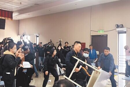 台北高等行政法院判決撤銷社子島環評審查。圖為社子島3月舉辦公聽會時,爆發激烈衝突。(張珈瑄攝)