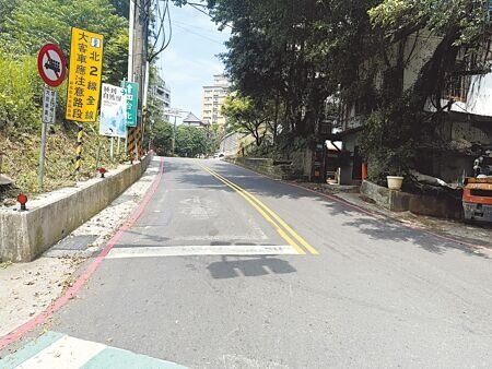 新北市淡水區坪頂路拓寬計畫延宕近20年。(張鎧乙攝)