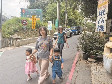 新北市淡水區坪頂路拓寬計畫延宕近20年,原規畫為12公尺寬的計畫道路,實際使用僅約7公尺寬,有些路段沒有人行空間。(張鎧乙攝)