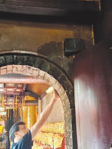 
新北市定古蹟「新莊慈祐宮」疑因鄰近廟街公辦都更工程，導致建物出現多處裂縫損壞。（張鎧乙攝）
