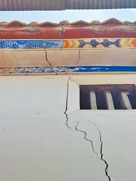 
「新莊慈祐宮」建物出現多處裂縫損壞。（張鎧乙攝）
