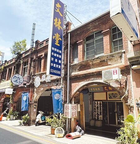 新竹市政府近日公布今年度「老竹塹,老屋味」老屋活化經營補助計畫審查結果,共核定包括「文林堂裱褙店」等16件補助案。(陳育賢攝)