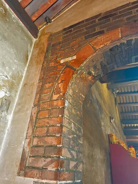 
「新莊慈祐宮」疑因鄰近廟街公辦都更工程，導致建物出現多處裂縫損壞。（張鎧乙攝）
