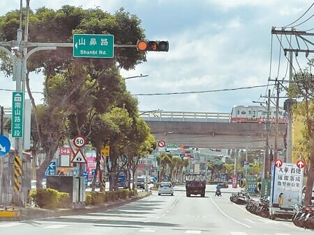 機場捷運A10山鼻站周邊新建案如雨後春筍,捷運日運量是過去3倍。(蔡依珍攝)