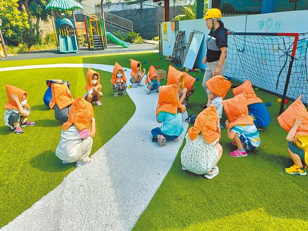 苗栗縣114學年度公共化幼兒園招生將於22日啟動，第1階段統一報名至23日止。圖為苗栗市啟明國小附設幼兒園舉行地震防災演練。圖／苗栗縣政府提供
