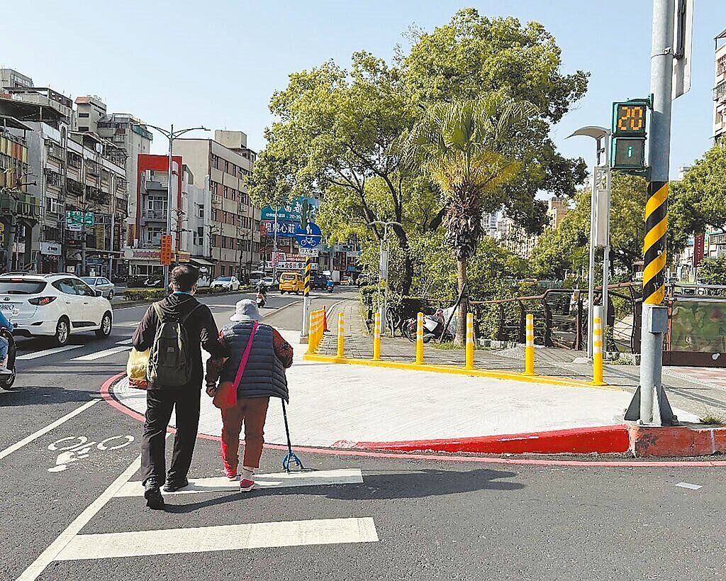新北市新莊區中華路與中誠街口鄰近傳統市場,由於路口範圍較大、行車動線複雜且缺少無障礙斜坡道。新北市交通局與養工處近期改善該路段行人穿越道,新設行人庇護島及標線型人行道,提升行人通行安全性。圖/新北市交通局提供