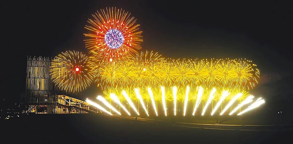 新北市美術館將於4月25日正式開館,開館後首個周末4月26日及27日2天晚間8時30分,將舉行長達300秒的煙火大秀《藝鳴新聲》。圖/新北市文化局提供