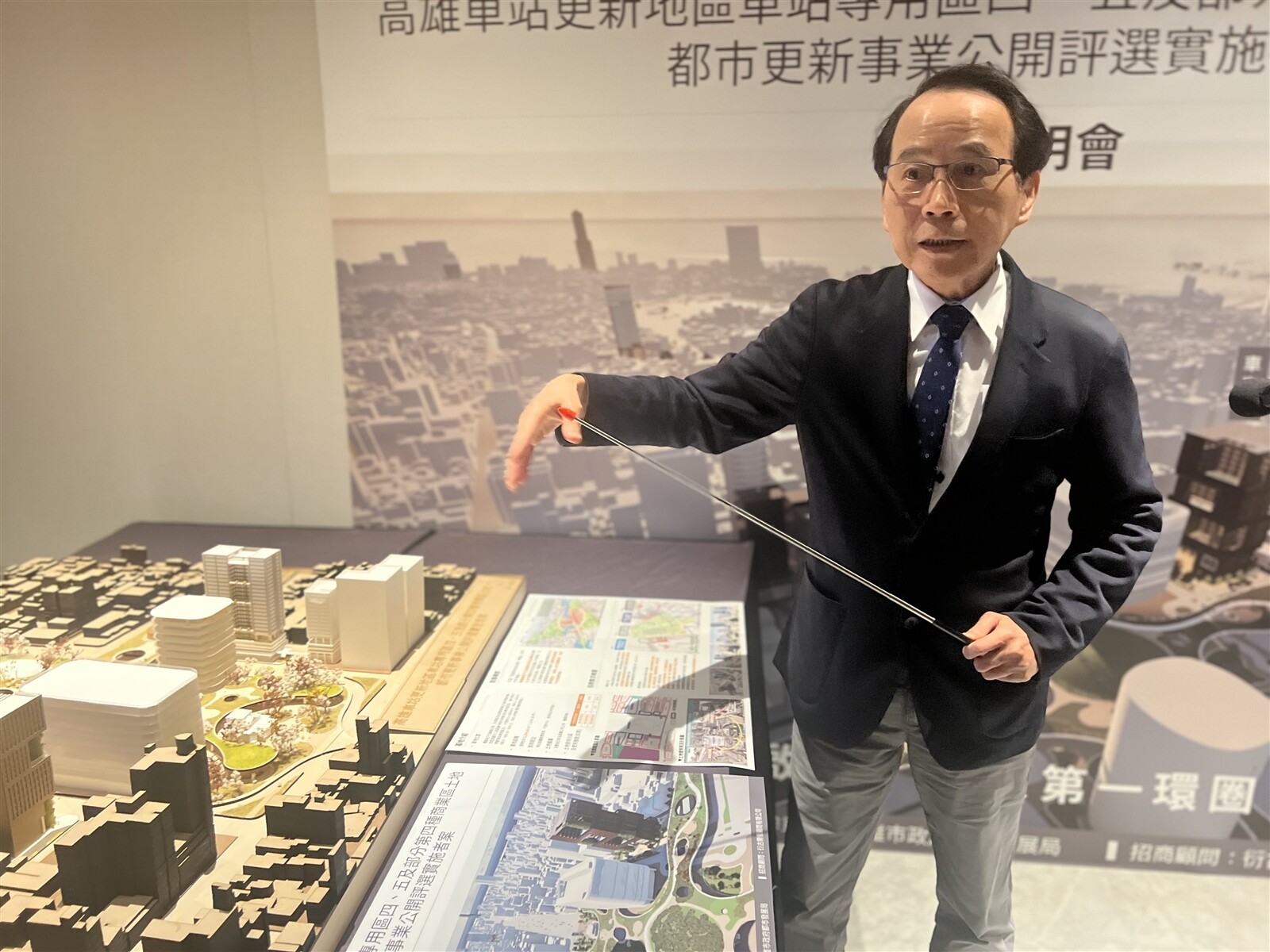 高雄市副市長林欽榮表示,高雄車站車專四、五公辦都更案,是高雄車站第一環區指標案,估可帶進65億到67億投資,可望高雄車站周邊地區發展。記者王昭月/攝影