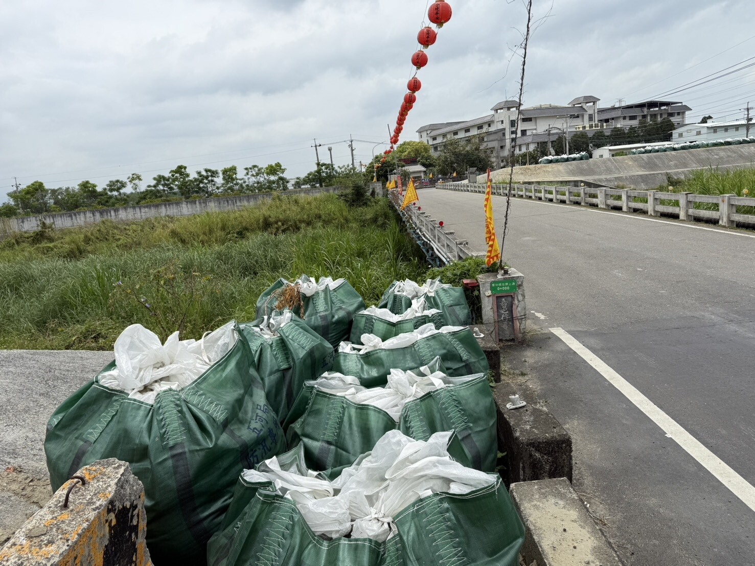 雲林縣斗南鎮橫跨石牛溪的善功橋是斗南烏瓦窯往來斗六的交通樞紐,但橋面低於堤防頂近2公尺,通水斷面不足,豪雨即淹,必須封橋、堆置沙包因應。記者陳雅玲/攝影