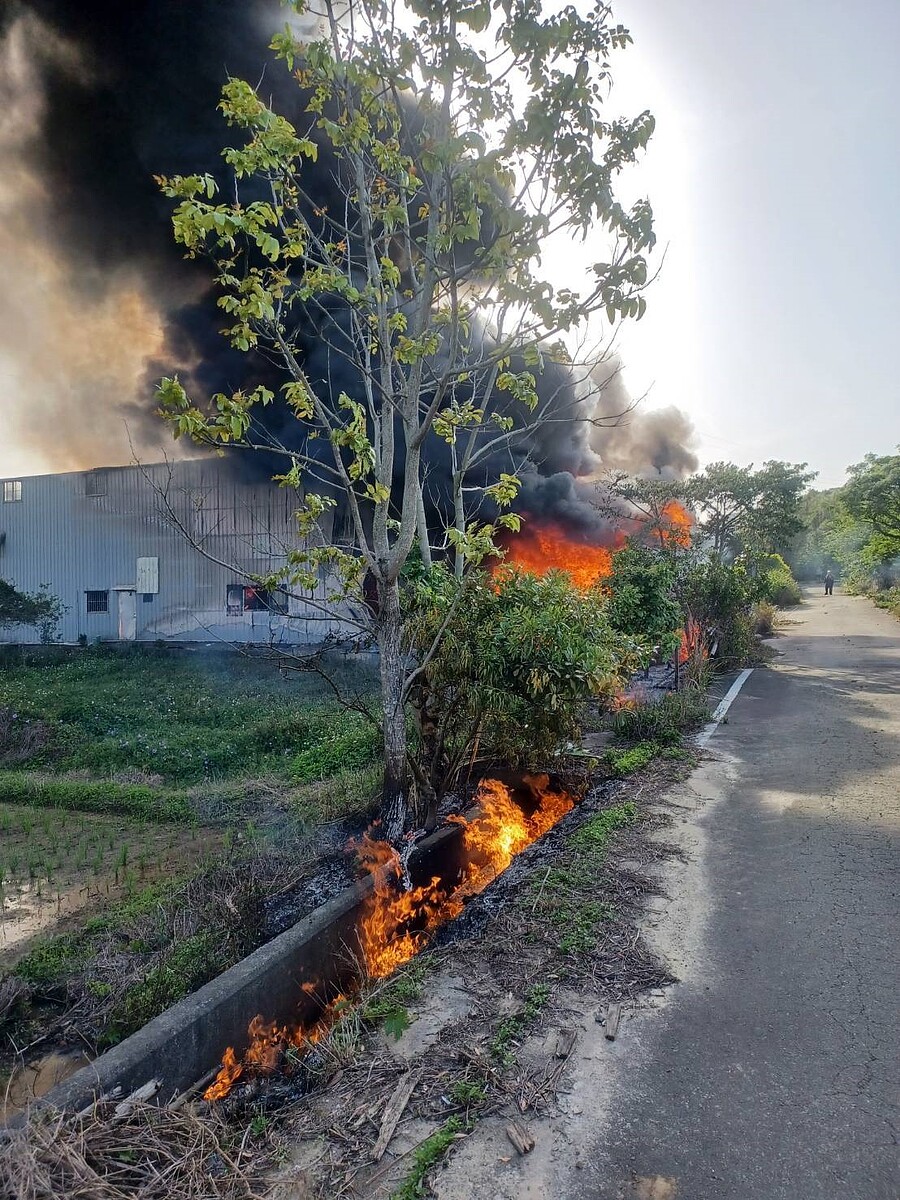 位於湖中路農牧用地的鐵皮倉庫,112年已列入違建,且當年也被下達斷水斷電及強制拆除違建。圖/吳淑君提供