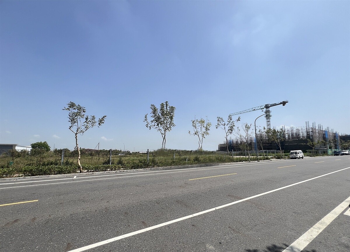 位於台南永康區鹽行國中重劃區的平道段310地號等3筆商業用地,由桃園建商「大牛牛建設」,以總價約6.27億元買下,每坪成交單價達79萬元,榮登為永康區商業用地新地王。照片/台灣房屋集團趨勢中心提供