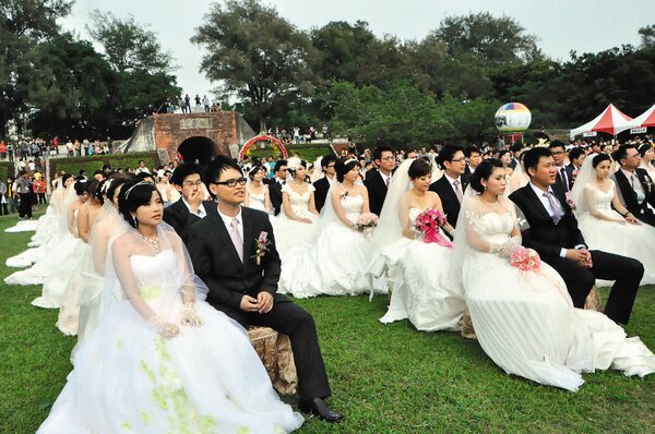 台南市民政局昨天在億載金城舉辦集團結婚，共有118對新人參加，婚禮場面溫馨甜蜜。 記者綦守鈺／攝影