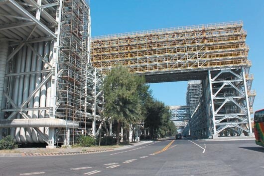 台塑六輕斥資140億元打造新公共管架(後排),強調挑高、方便巡查、提升管線品質。(記者姜宜菁/攝影)