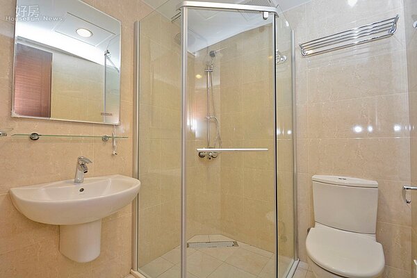 景文公營住宅衛浴設備廁所洗手間。(好房News記者 陳韋帆/攝影)