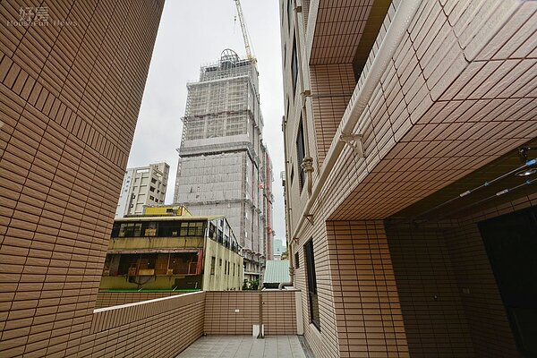 景文公營住宅陽台風景,周遭大樓施工景象。(好房News記者 陳韋帆/攝影)