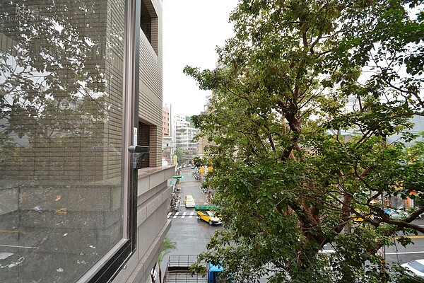 窗戶施工方法改變,想要提升抗水性「記得要求擠水泥」。(好房網News記者 陳韋帆/攝影)