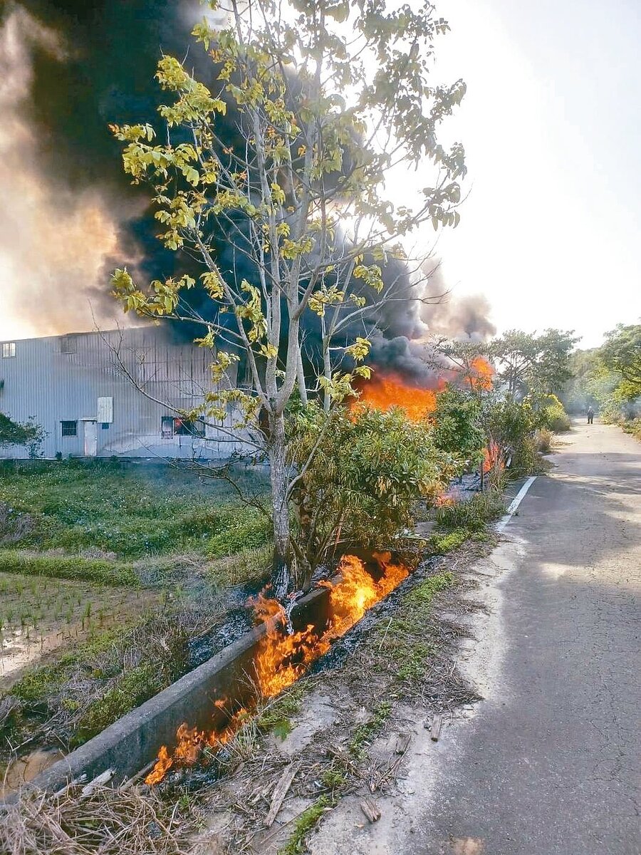 新竹縣湖口鄉一處鐵皮倉庫16日火警,意外燒出違建漏洞。圖/湖口鄉長吳淑君提供