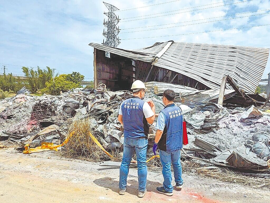 新竹縣湖口鄉一處鐵皮倉庫日前發生火警,遭發現違法堆置廢棄物,新竹縣府祭出4措施防堵類似事件。圖/新竹縣府提供
