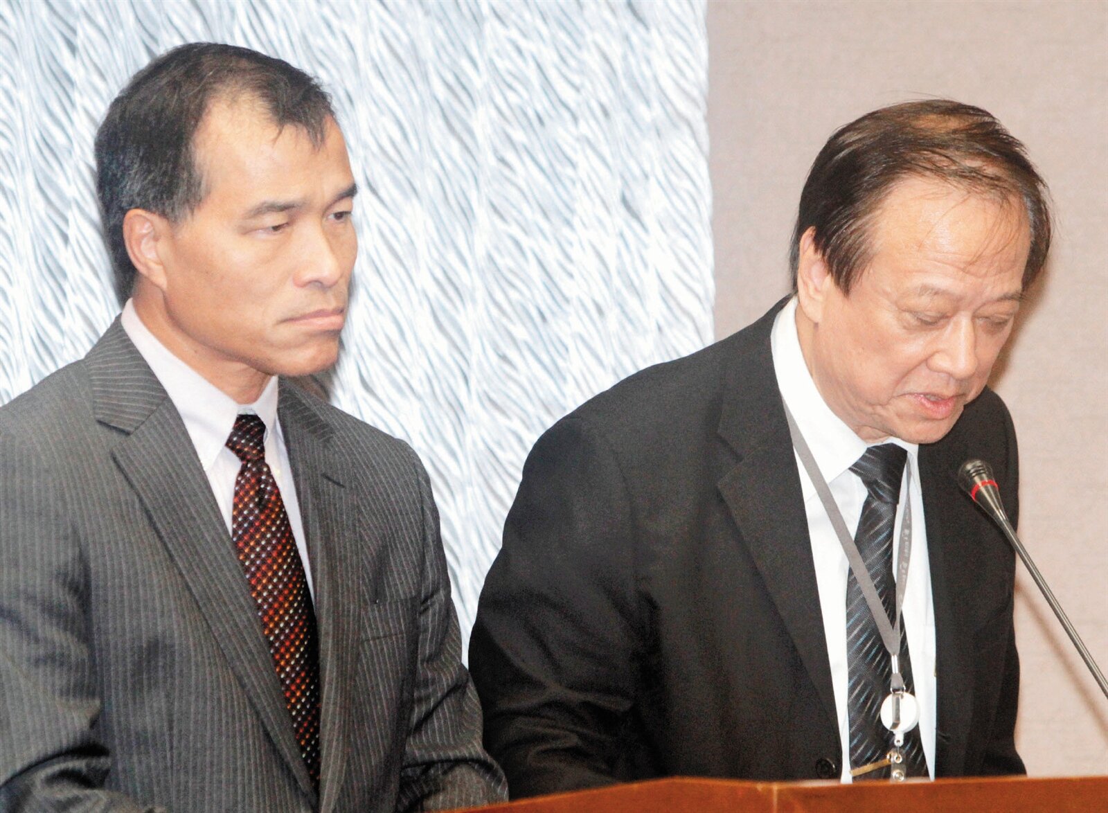 高鐵停駛事件，昨在立院成質詢焦點，交通部長葉匡時（左）表示將請高鐵局嚴加督導，高鐵董事長歐晉德（右），鞠躬道歉。 記者屠惠剛／攝影