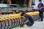 整排十字　Ubike站設校門口「像墓園」