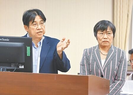 內政部長劉世芳(右)反對租金實價登錄。(姚志平攝)