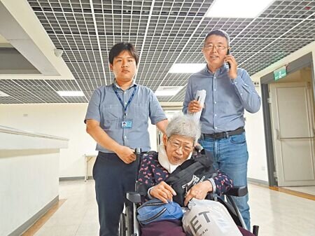 民眾(左)24日向議員徐立信(右)陳情。(予菱攝)