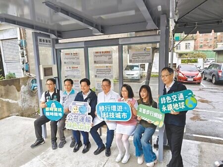 
為改善國泰醫院周邊通行品質，新竹市政府建置實體人行道，並加設候車亭及建置YouBike站，24日啟用。（王惠慧攝）
