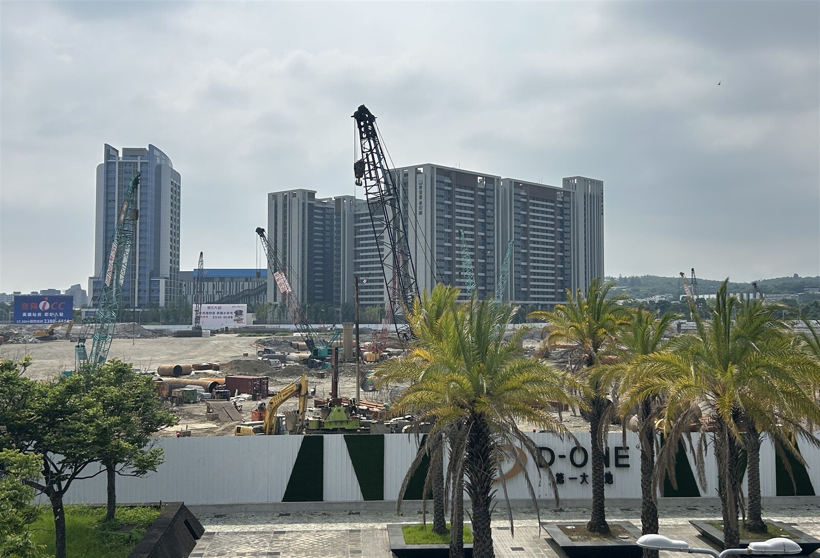 台中高鐵娛樂購物城「D-ONE第一大天地」目前施工中,預計明年底完工。記者趙容萱/攝影