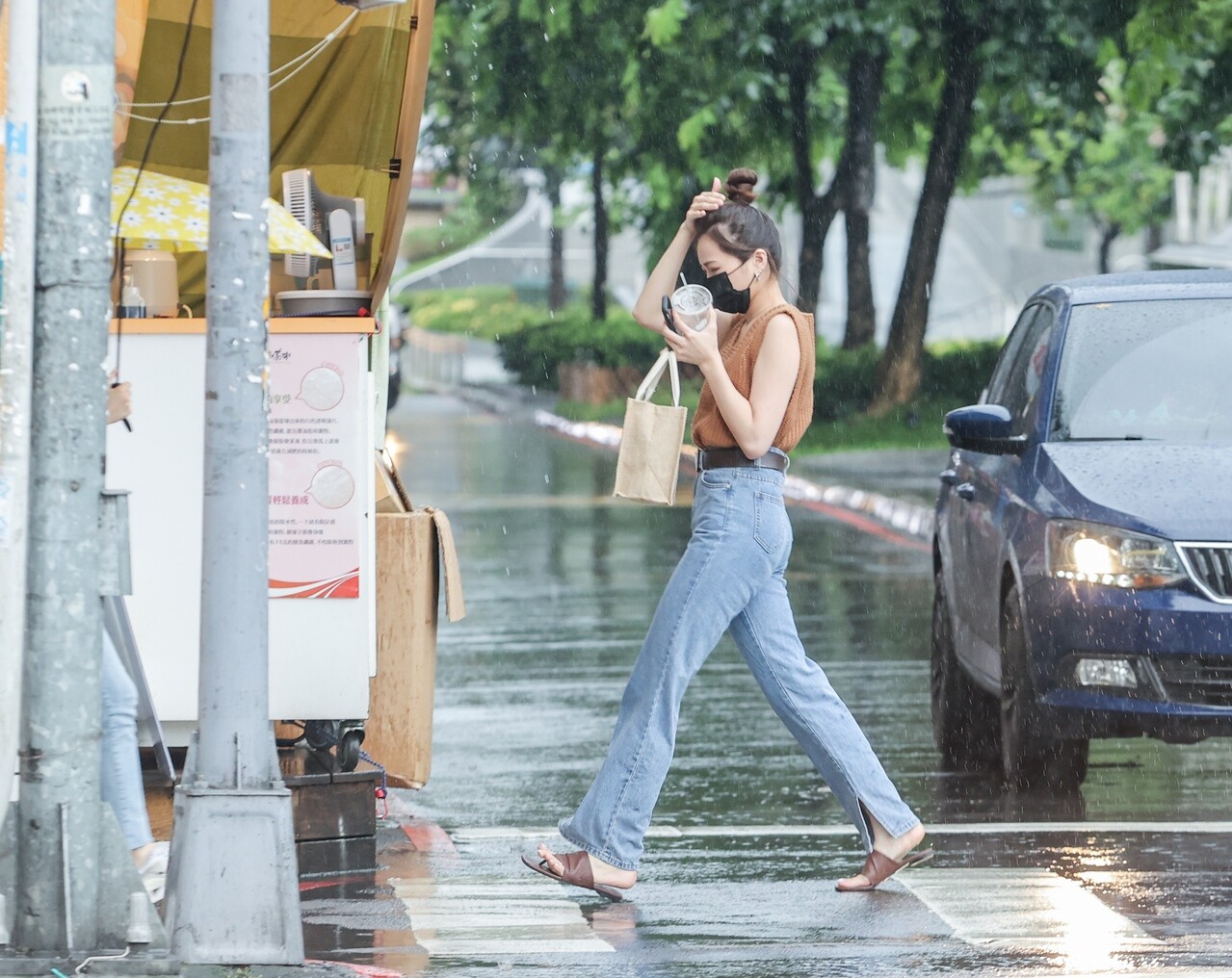 東北風逐漸增強及華南雲雨區東移，水氣偏多，天氣不穩定，今天各地及澎湖、金門、馬祖不定時會有水氣移入造成的局部短暫陣雨，降雨機率偏高。本報資料照片 