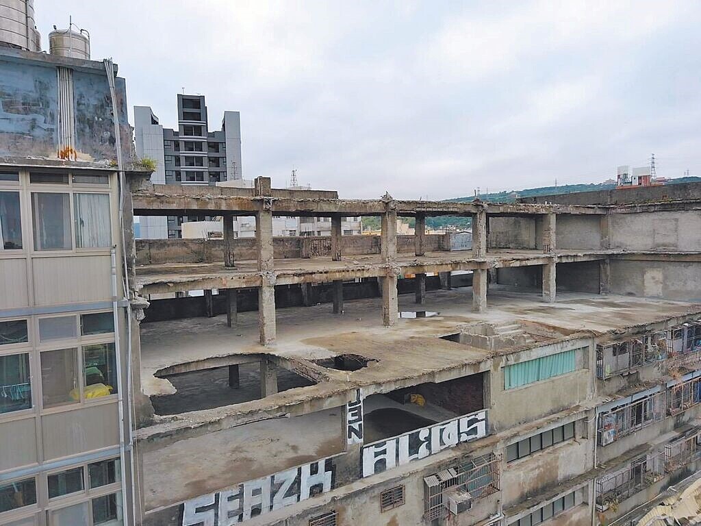 台中市清水區「爛尾樓」坍塌廢棄物清除完成，市府都發局將於5月1日封閉該建物。圖／都發局提供