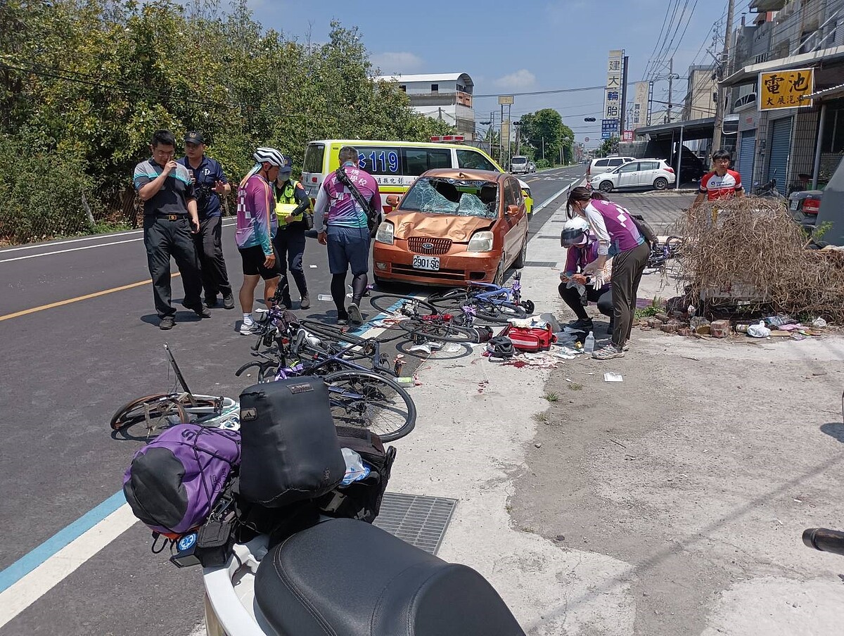 康橋國際學校單車環島成年禮學生途經彰化縣彰水路三段,其中一班被蕭姓男子駕車逆向行駛撞上,單車倒地,造成7名學生輕重傷。圖/曾姓民眾提供
