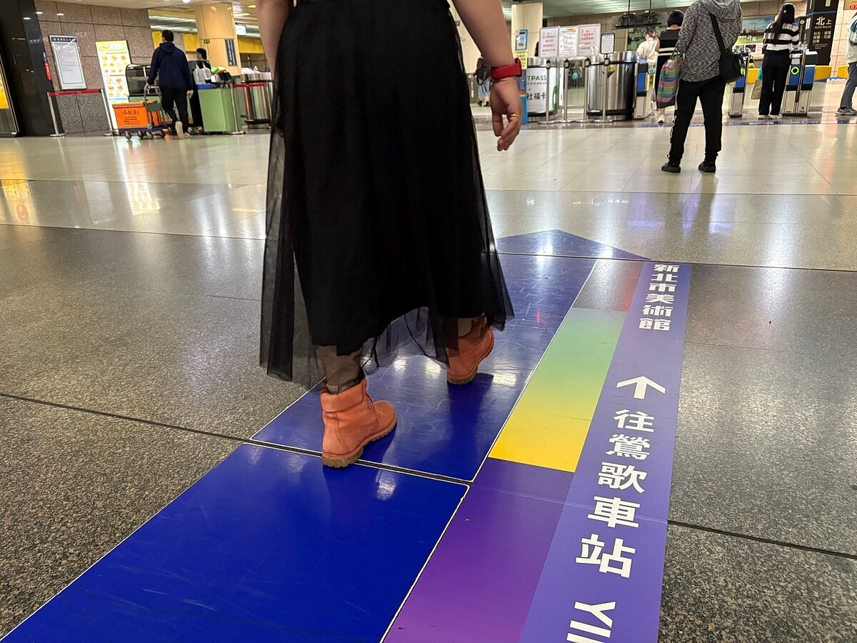 新北美術館開幕,搭台鐵火車最便捷。圖/新北市政府提供