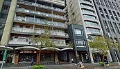 「一個品牌的轉型」牽動台北市老宅重建　專家：9成住戶想都更、擁燙金門牌