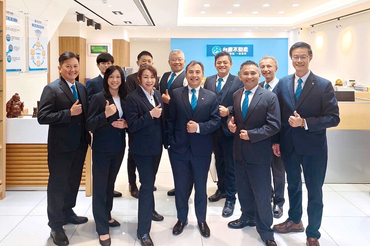 台慶不動產青埔領航加盟店所有夥伴,皆秉持「成交才是服務的開始」精神,處理每個案件。圖/永慶房產集團提供