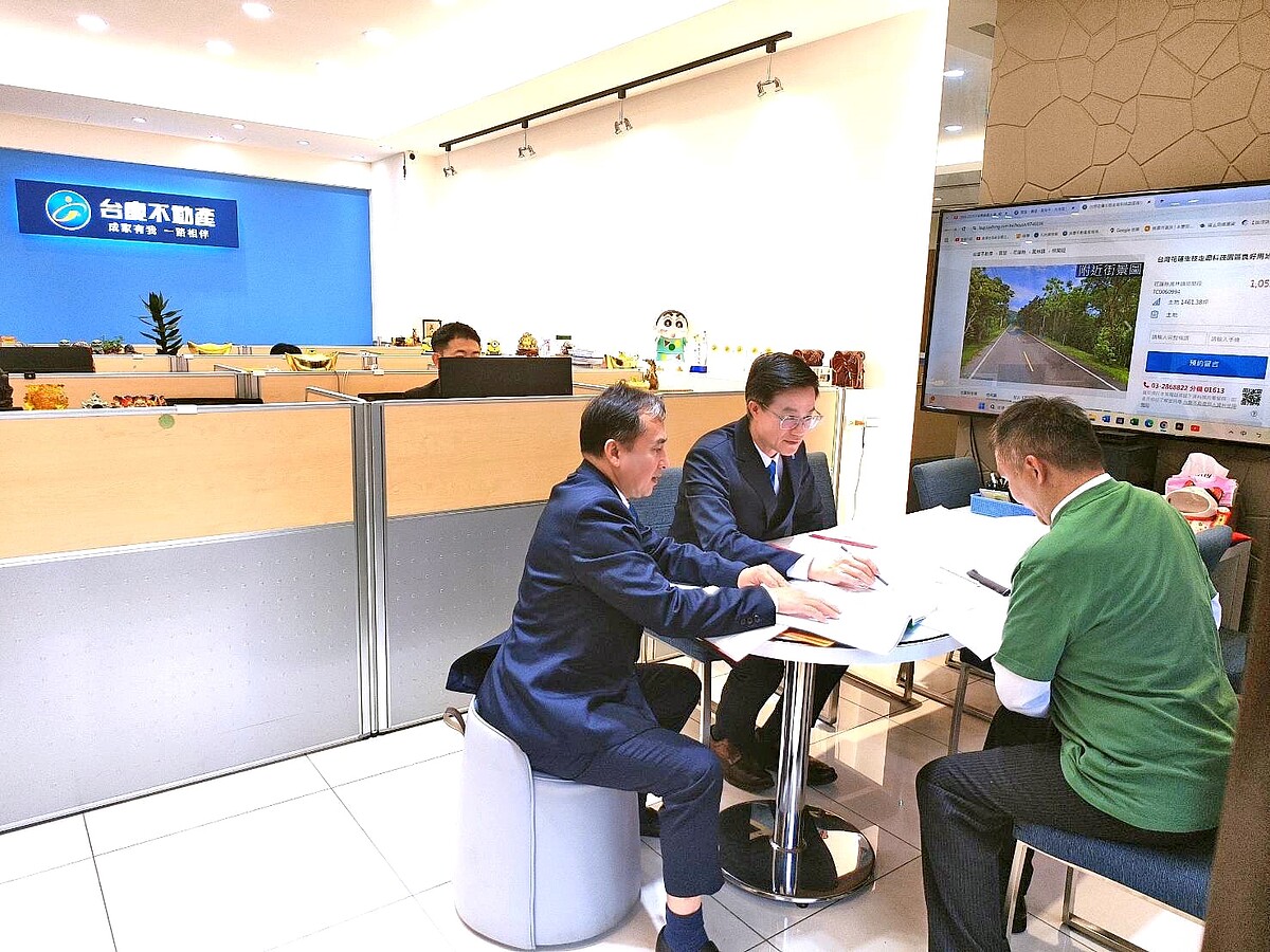 李國誠店東(圖左一)用誠實告知、良好售後服務贏得信賴,更獲得在地好口碑。圖/永慶房產集團提供