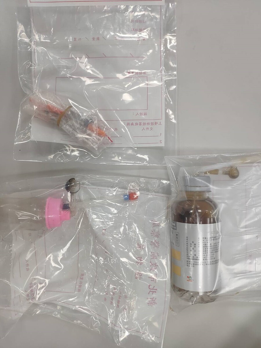 新北市楊姓男子25日凌晨拜訪弟敲門無回應,持備用鑰匙開門驚見弟弟陳屍沙發上且已出現屍斑,警方在屋內查獲安非他命及注射針筒,死因待查。圖/聯合報記者王長鼎翻攝
