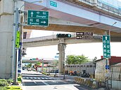 板橋右轉　跟著標示　險撞護欄