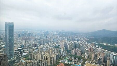 小型建商因資金調度壓力與政策限制,陸續出現將手上土地與個案釋出,轉由大型建商整合、推案。(王莫昀攝)