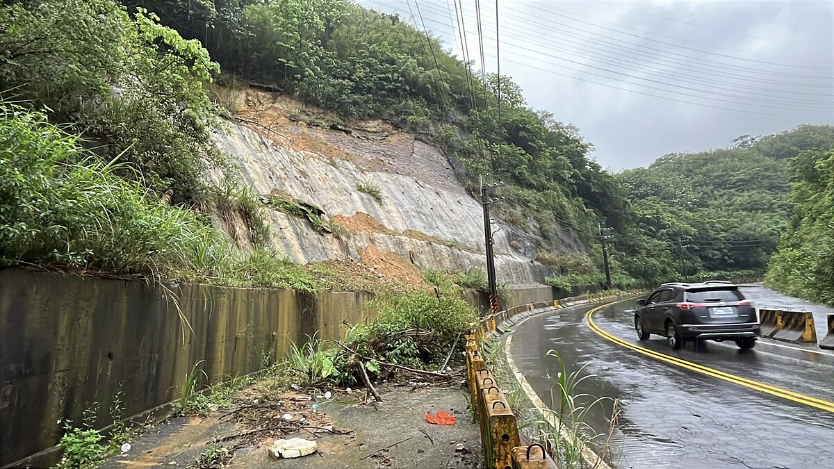 基隆麥金路3巷山坡去年10月颱風崩塌,至今都還未修復,居民擔心大雨再崩。記者游明煌/攝影