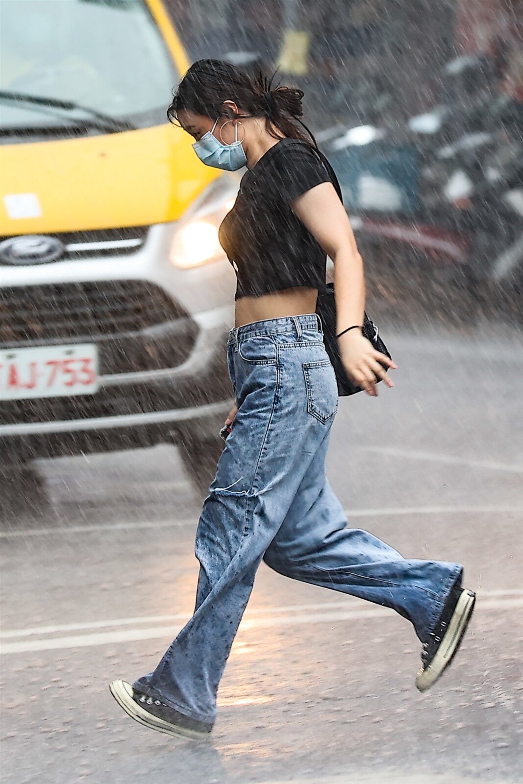東北季風增強和華南雲雨區東移的影響,北部和東半部地區上午飄起細雨,部分地區甚至會出現較大雨勢,基隆北海岸、宜蘭地區和大台北山區有局部大雨機會。本報資料照片