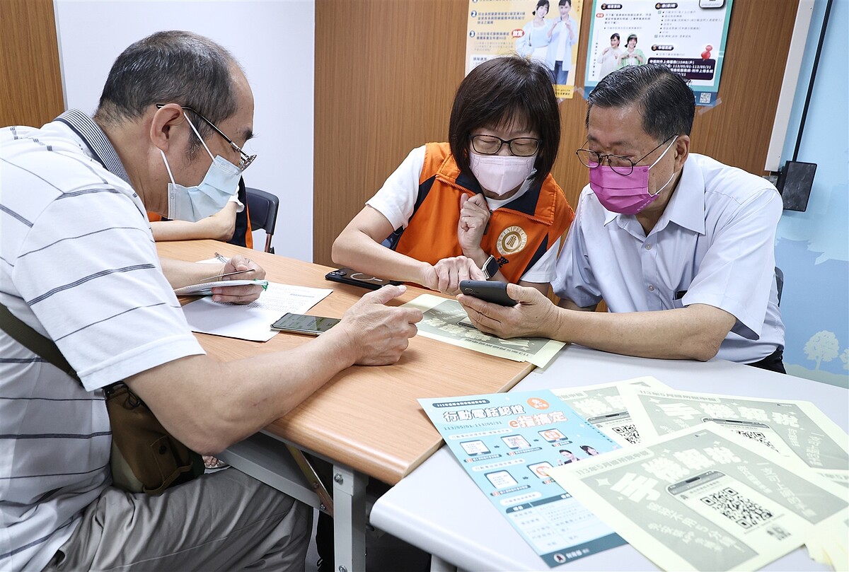 民眾用手機即可報稅,不僅省下大把時間,還能多出一次中獎機會。記者侯永全/攝影