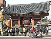 抹茶、和牛、相撲秀！觀光客重塑歷史老街　淺草變身成「日本主題樂園」