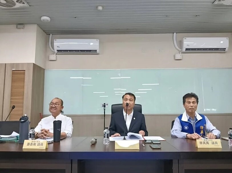 議員游吾和(左起)、立委涂權吉、議員徐其萬,都對中央遲遲不解決航空城拆遷戶目前遭遇的問題感到不滿。圖/議員游吾和提供