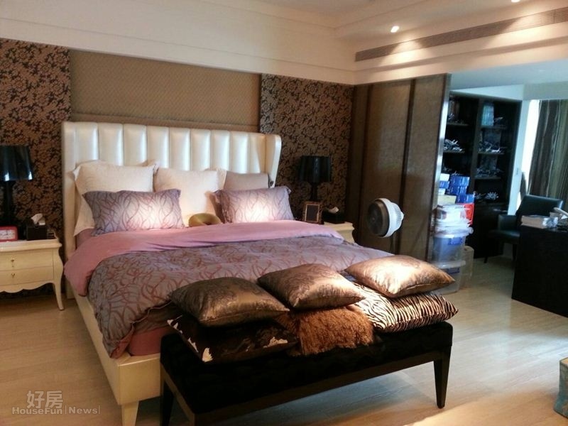 6.主臥擺放著KING SIZE的床，有五星飯店的氛圍。