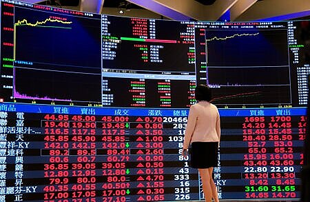 3月以來,計有四檔ETF在股市大跌之際,受益人數逆勢增加逾十萬人。圖∕本報資料照片