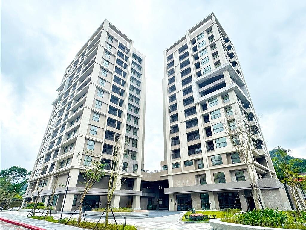 北市青銀換居自2022年試辦，協助長者將老舊公寓透過公辦包租代管出租，換取社宅居住，租金收益支付社宅租金，解決長者爬樓梯困境。圖為樟新水岸社宅，開放長者申請青銀換居。圖／台北市都發局提供
