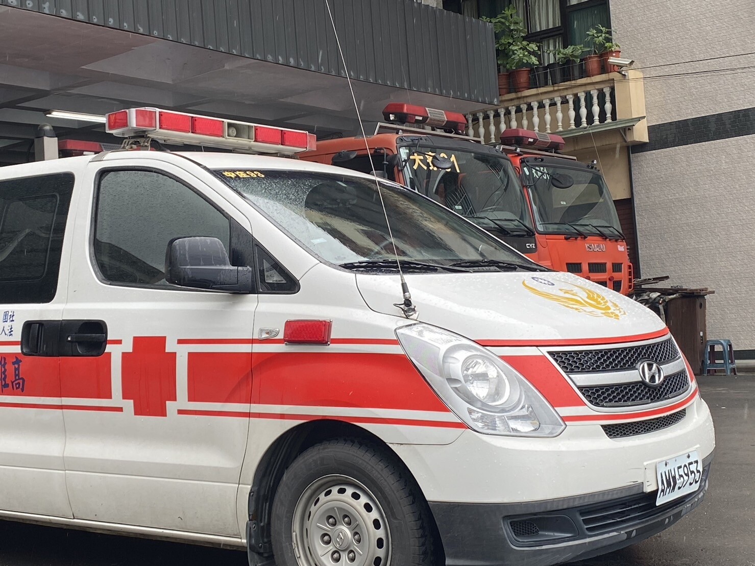 高市65歲周姓婦人今天下午1時許不明原因從鳳山區海洋二路住家大樓頂樓墜樓，救護車趕抵時，發現她已明顯死亡。（示意圖）記者石秀華／攝影 