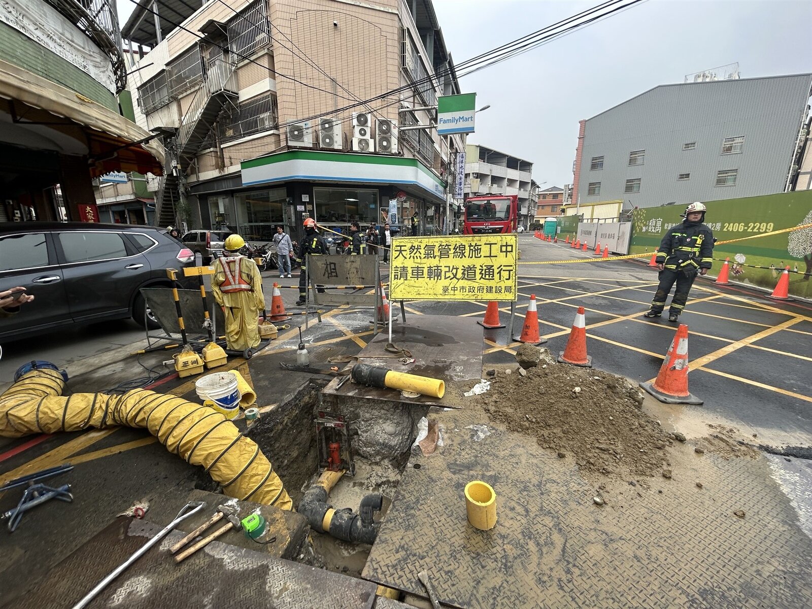 台中市大里區東南路148巷今傳出氣爆意外,8名工人遭灼傷,其中6人送醫治療。記者趙容萱/攝影